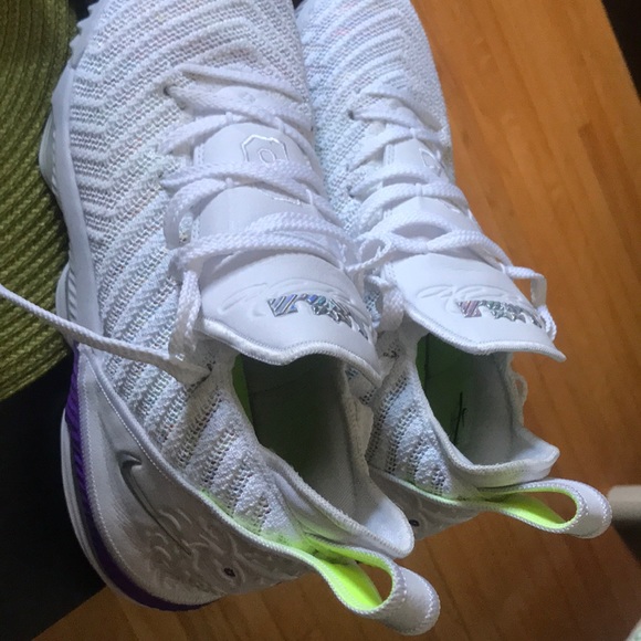 Lennon Nike shoes - Picture 3 of 3